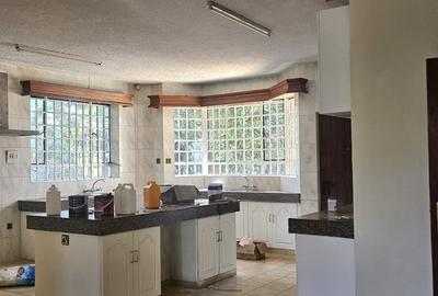 5 Bed House with En Suite in Runda - 2