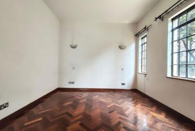 5 Bed Townhouse with En Suite in Lavington - 3