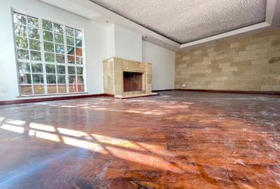 5 Bed Villa with En Suite in Spring Valley - 3