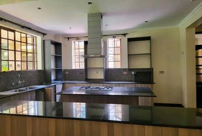 4 Bed House with En Suite in Rosslyn - 3
