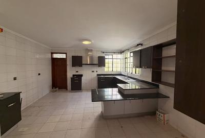 5 Bed Townhouse with En Suite in Lavington - 3