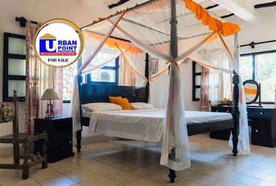5 Bed Villa with En Suite in Watamu - 3