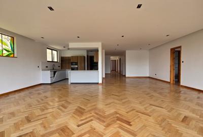 4 Bed Apartment with En Suite in Spring Valley - 3