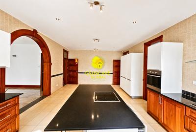 5 Bed House with En Suite in Rosslyn - 3