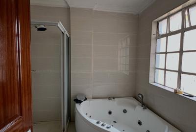 3 Bed Apartment with En Suite at Hatheru Road - 4
