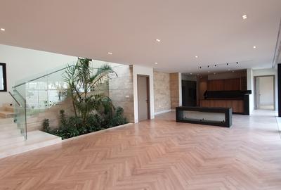 5 Bed Villa with En Suite in Westlands Area - 3