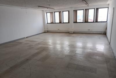 600 ft² Commercial Property with Service Charge Included at Baricho Road - 2