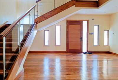 4 Bed House with En Suite in Rosslyn - 2