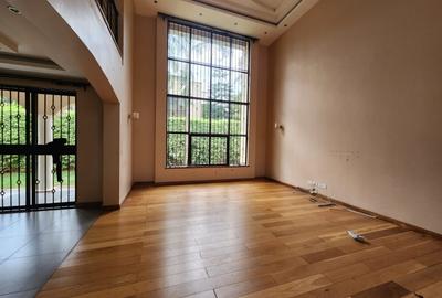 5 Bed Townhouse with En Suite at Lavington - 3