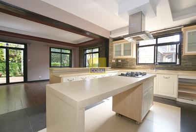 5 Bed Townhouse with En Suite in Lavington - 4