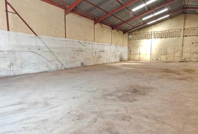 7,000 ft² Warehouse with Parking in Industrial Area - 3