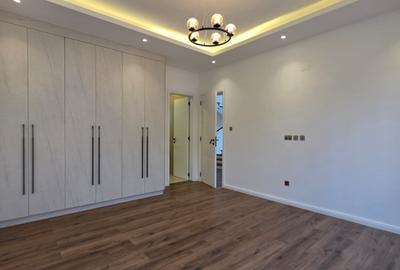 5 Bed Villa with En Suite in Lavington - 4
