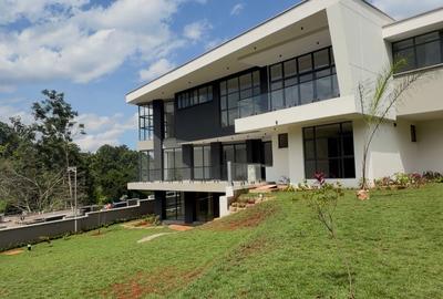 5 Bed Villa with En Suite in Nyari