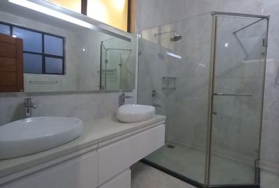 4 Bed Apartment with En Suite in General Mathenge - 4