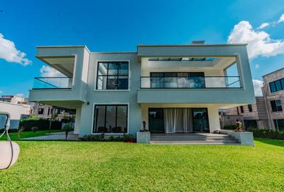 5 Bed Villa with En Suite in Runda