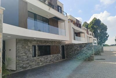 4 Bed Townhouse with En Suite at Paradise Lost - 2