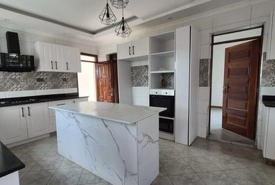 6 Bed House with En Suite in Runda - 4