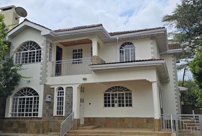5 Bed Townhouse with En Suite at Lavington Off Convent Drive - 2