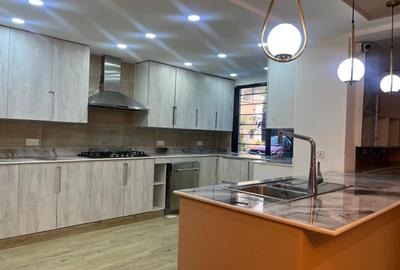 6 Bed House with En Suite in Runda - 4