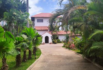 4 Bed Villa with En Suite at Links Road - 4