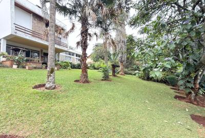 6 Bed House with En Suite at Lavington - 2