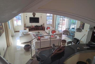 4 Bed Villa with En Suite at Links Road - 2