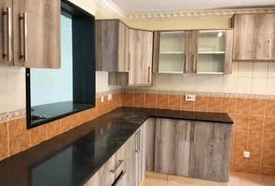 5 Bed Townhouse with En Suite in Lavington - 3