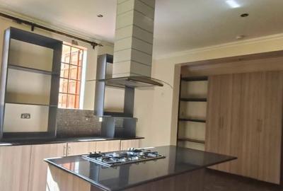 4 Bed Townhouse with En Suite in Rosslyn - 4