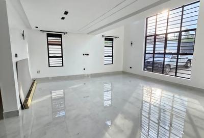 5 Bed House with Garden in Cianda - 4