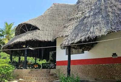 3 Bed Villa with En Suite at Beach Road