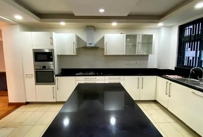 5 Bed Villa with En Suite in Spring Valley - 3