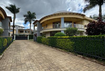 5 Bed Townhouse with En Suite in Lavington