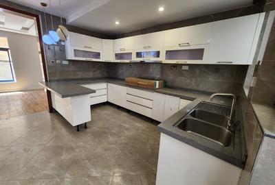 5 Bed Townhouse with En Suite in Lavington - 4