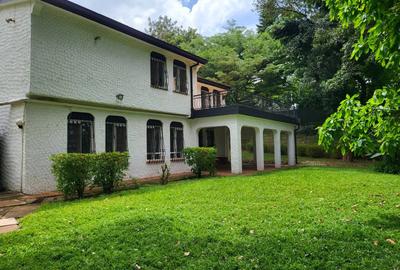 4 Bed House with En Suite in Hill View - 2