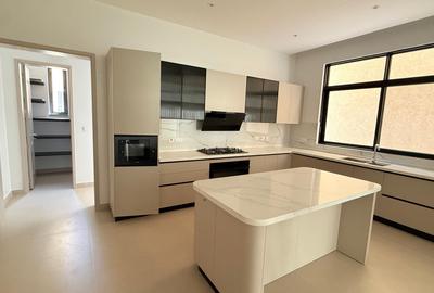 6 Bed Townhouse with En Suite in Lavington