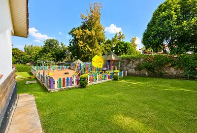 4 Bed House with En Suite in Rosslyn - 2