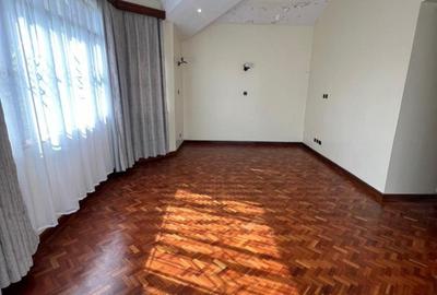 6 Bed Villa with En Suite in Lavington - 2
