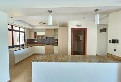 3 Bed Apartment with En Suite in Riverside - 3
