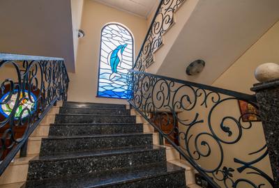 5 Bed House with En Suite in Runda - 3