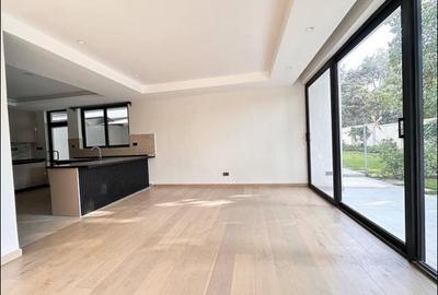 4 Bed House with En Suite in Lavington - 2