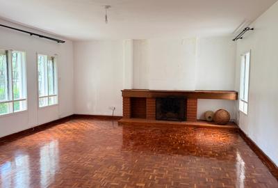 4 Bed Villa with En Suite in Hill View - 4
