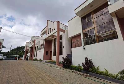 5 Bed Villa with En Suite in Lavington