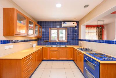 6 Bed House with En Suite at Greenwood Drive - 3
