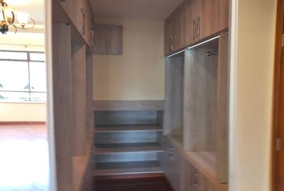 5 Bed Townhouse with En Suite in Lavington - 3