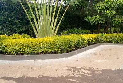 5 Bed House with En Suite in Garden Estate