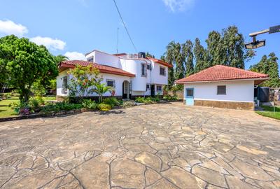 4 Bed Townhouse with En Suite at Beach Road - 2