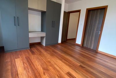4 Bed Apartment with En Suite in Rosslyn - 3