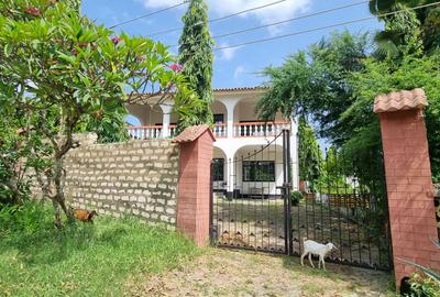 4 Bed House with En Suite at Portreitz - 2
