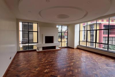 5 Bed Townhouse with En Suite in Lavington - 2