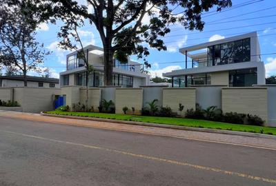 6 Bed Villa with En Suite in Lavington - 2